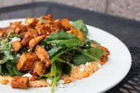 Spinat und Kartoffeln mit würziger Zitronennote, ein gesundes und lebendiges Gericht voller Aromen.
